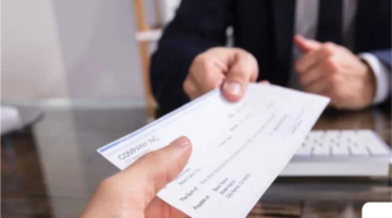 حق قانوني.. خطوات مواجهة خصم المدير المخالف في العمل